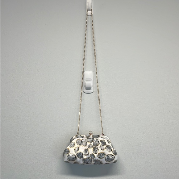 Isaac Mizrahi | Seashell Motif Clutch w/ Crossbody ✨ - Picture 4 of 11